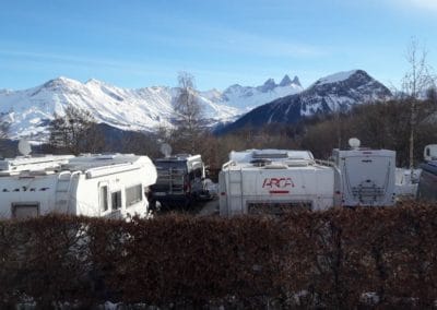 Staanplaatsen Caraveneige met uitzicht op de bergen van de Aiguilles d&#039;Arves