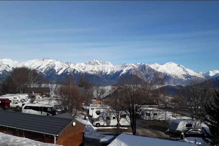 Le parking sécurisé sur le camping caravaneige du Col la Toussuire les Sybelles Maurienne Savoie