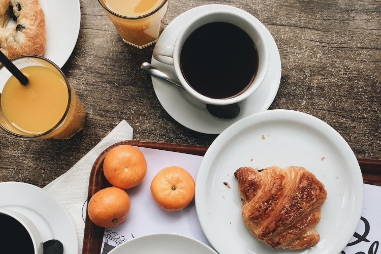 Le Petit déjeuner sur le camping caravaneige du Col la Toussuire les Sybelles Maurienne Savoie